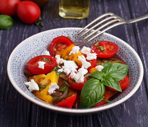 Ensalada de jitomate, atún y cebolla caramelizada